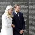 The Crown Prince and Crown Princess at The Wall of Rememberance  (Photo: Lise Åserud, Scanpix)